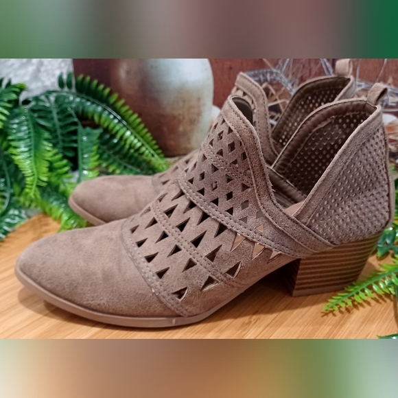 Qupid Women's  Light Brown Ankle Boots Sz 6.5 - Picture 1 of 7